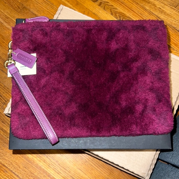 Coach Charter Pouch In Signature Shearling NWT - Picture 3 of 9